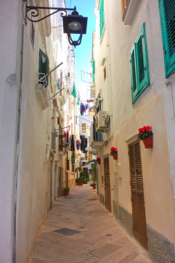 Ara sokakta. Monopoli 'de. Puglia. İtalya.