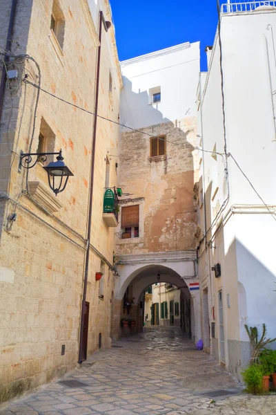 Gasse. Monopoli. Apulien. Italien. — Stockfoto