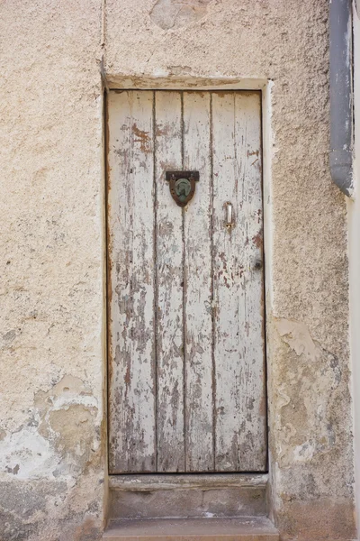 Деревянная дверь. Monopoli. Апулия. Италия . — стоковое фото