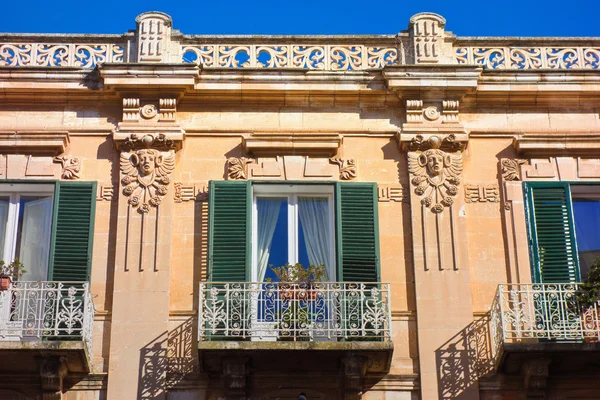 Historický palác. Monopoli. Puglia. Itálie. — Stock fotografie