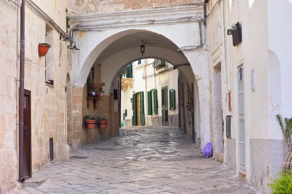 Een steegje. Monopoli. Een Puglia. Italië. — Stockfoto