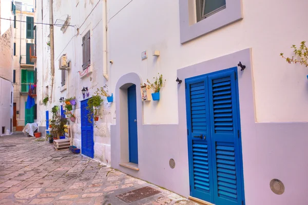 Een steegje. Monopoli. Een Puglia. Italië. — Stockfoto