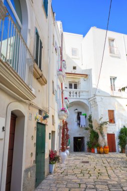 Ara sokakta. Monopoli 'de. Puglia. İtalya.