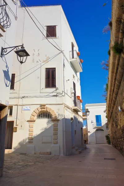 En gränd. Monopoli. Apulien. Italien. — Stockfoto