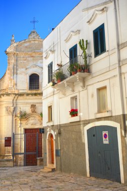 Ara sokakta. Monopoli 'de. Puglia. İtalya.