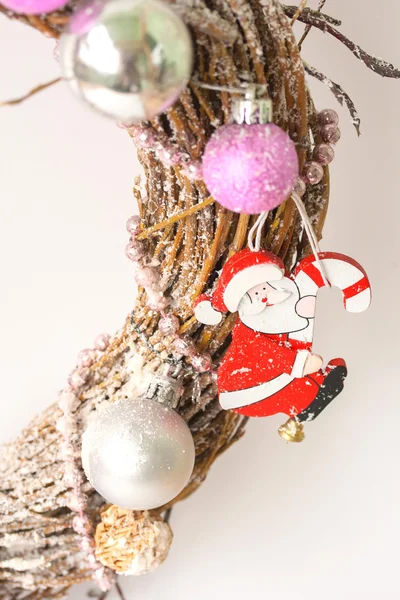 Decoración de Navidad. Santa Claus y juguetes en la corona — Foto de Stock