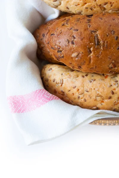Chléb v košíku izolovaných na bílém pozadí — Stock fotografie