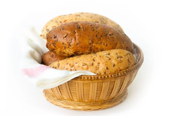 Chléb v košíku izolovaných na bílém pozadí — Stock fotografie