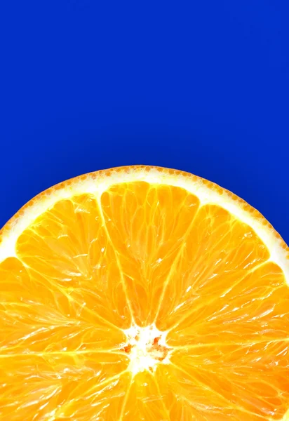 La mitad de jugosa naranja fresca aislada sobre fondo azul —  Fotos de Stock