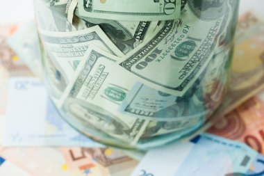 Cam Kavanoz içinde dolar 