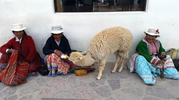 PERU - SEP 13 -2014: Unidentified Peruvian women — Stock Photo, Image