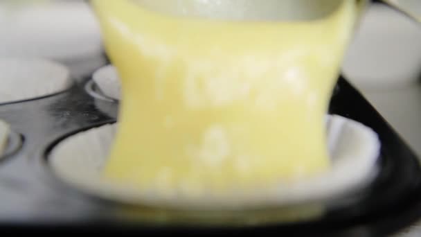 Vanille- oder Zitronenkuchenteig, der in Cupcake-Form gegossen wird. — Stockvideo