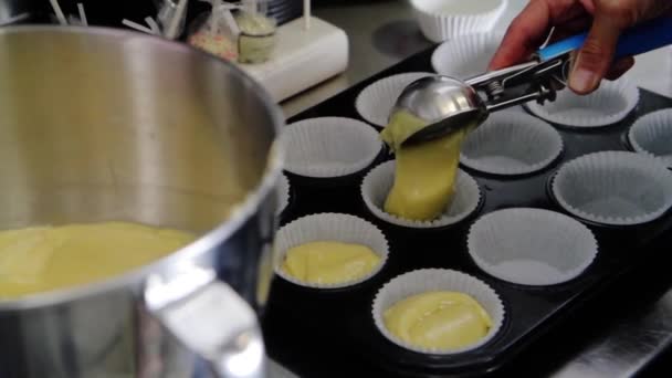 Vanille- oder Zitronenkuchenteig, der in Cupcake-Form gegossen wird. — Stockvideo