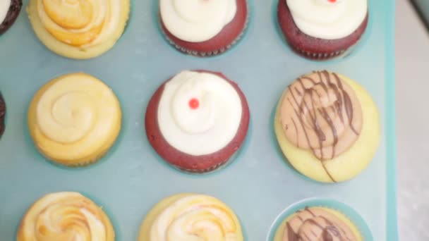 Set van verse cupcakes — Stockvideo