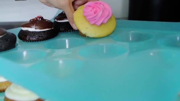 Conjunto de cupcakes de color en un soporte — Vídeos de Stock
