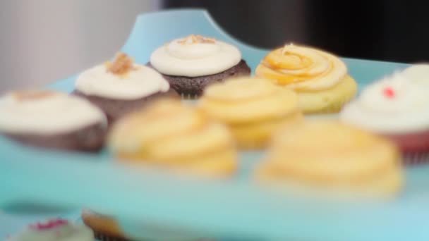 Kleurenset van cupcakes op een stand — Stockvideo