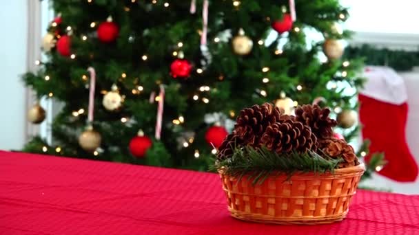 Árbol y conos de pino decoración de Navidad — Vídeos de Stock