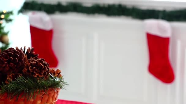 Kerstmis centerpiece decor Pines en sokken — Stockvideo