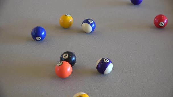 Professioneel poolbiljarter aan biljarttafel — Stockvideo