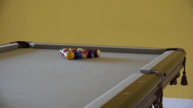 Bir bilardo topu üçgen vuruşu sırasında HD klip