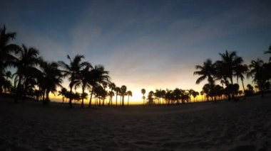 tropik sahil üzerinden günbatımı