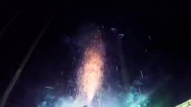 Exhibición de fuegos artificiales y explosiones de luz — Vídeo de stock