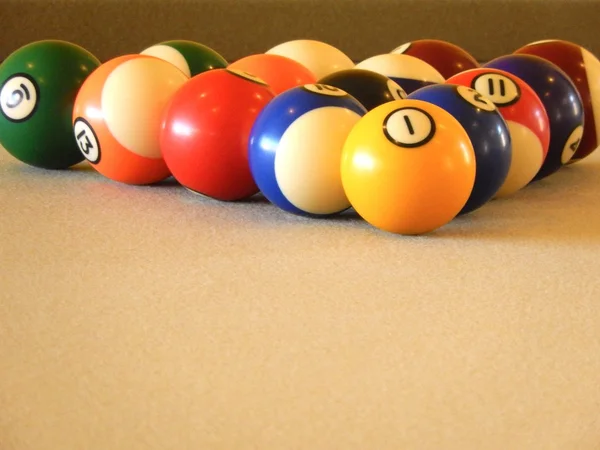 Bolas de bilhar em uma mesa de bilhar — Fotografia de Stock