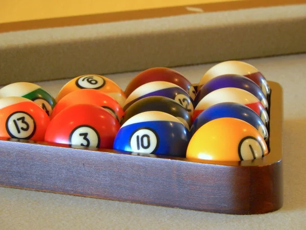 Bolas de bilhar em uma mesa de bilhar — Fotografia de Stock