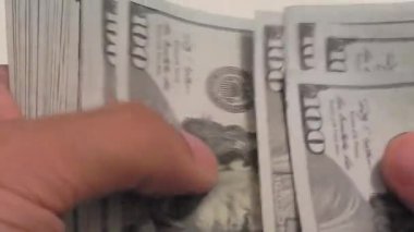 Bir sürü yüz dolar fatura sayma