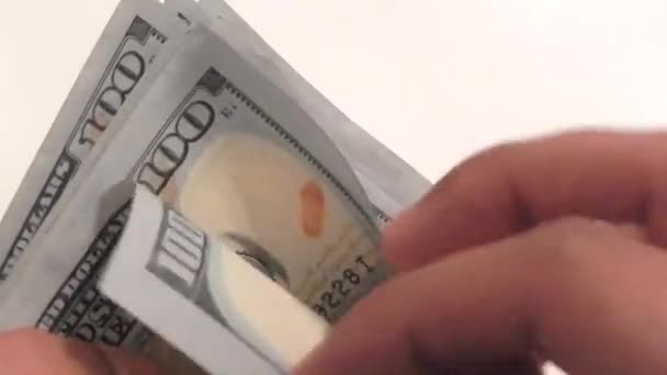 Een heleboel honderd-dollarbiljetten tellen — Stockvideo