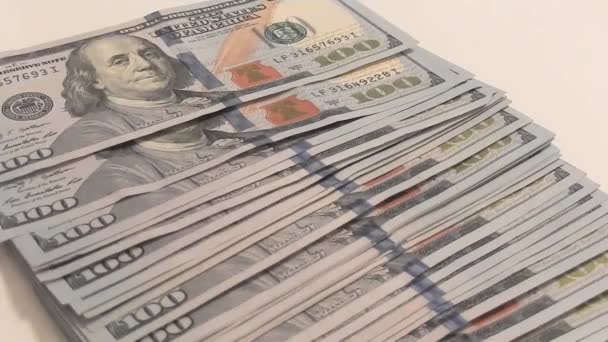 Gros plan des mains d'un homme d'affaires comptant des billets de cent dollars — Video