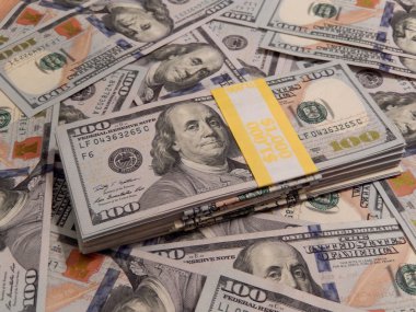 Yeni yüz dolar faturaları yığını