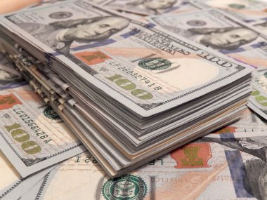 Yeni bir yüz dolar faturaları yığını