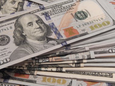 Yeni bir yüz dolar faturaları yığını