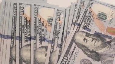 Bir işadamı Close-Up sayım yüz dolar faturaları eller