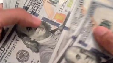 Bir sürü yüz dolar fatura sayma