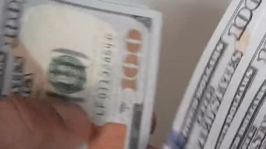 Bir sürü yüz dolar fatura sayma