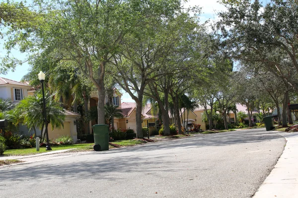 Upscale houses on a suburban street — Stock Photo, Image