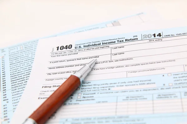 Forma dell'imposta sul reddito e penna. Concetto finanziario — Foto Stock