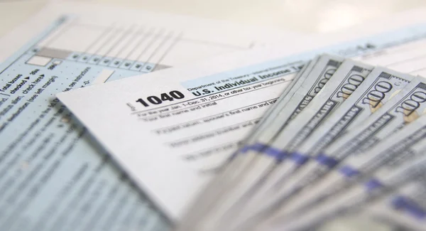 Tax Form 1040 with 100 dollars — Stock Photo, Image