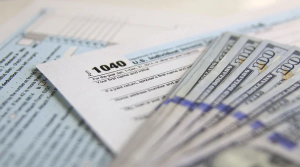 ΗΠΑ φορολογούμε μορφή 1040 με 100 λογαριασμούς δολαρίων — Φωτογραφία Αρχείου