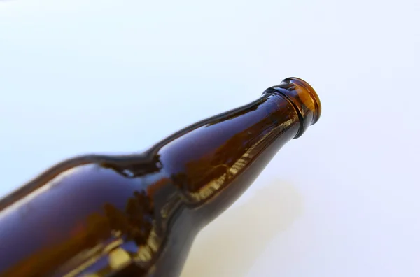 Bottiglia di birra marrone isolato — Foto Stock