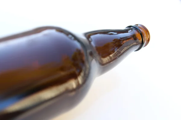 Una botella de cerveza vacía. Aislado — Foto de Stock