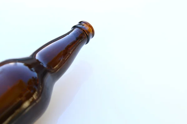 Botella de cerveza marrón primer plano aislado — Foto de Stock