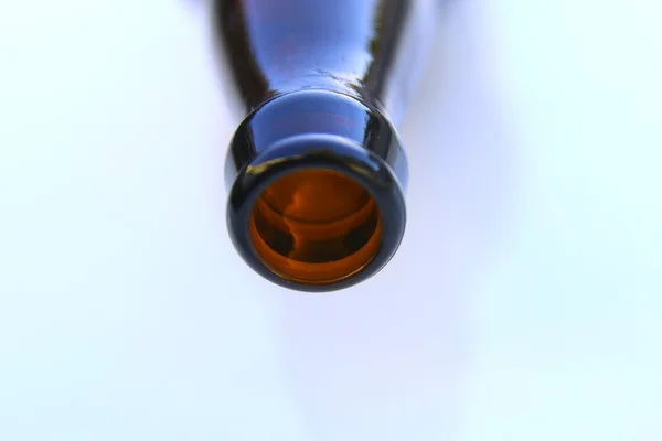 Καφέ μπύρα μπουκάλι close-up απομονωθεί — Φωτογραφία Αρχείου