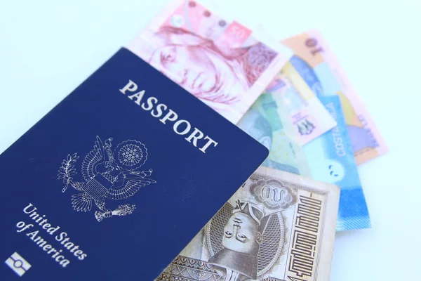 Паспорт США и многонациональные валюты — стоковое фото