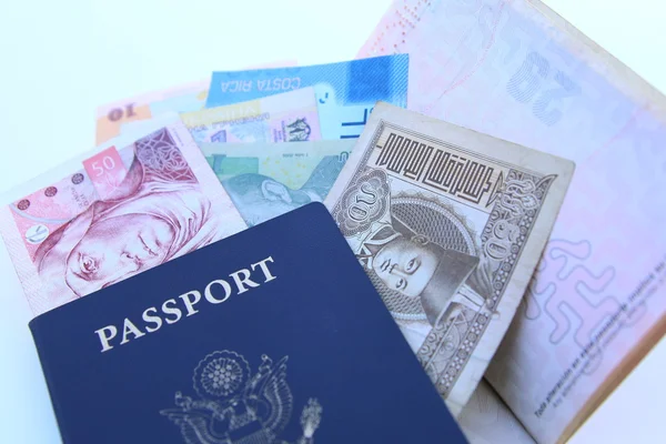 Паспорт США и иностранная валюта — стоковое фото