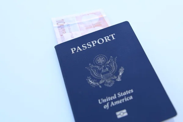 Passaporte dos EUA com notas de euro isoladas — Fotografia de Stock