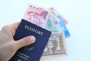 bir Amerikan pasaportu ile para tutan el
