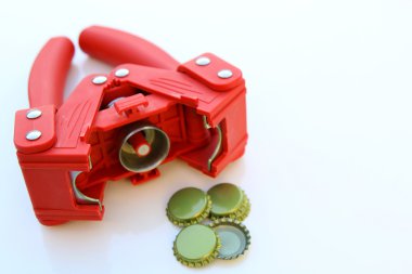 Kırmızı bira şişe Capper ve kapaklar